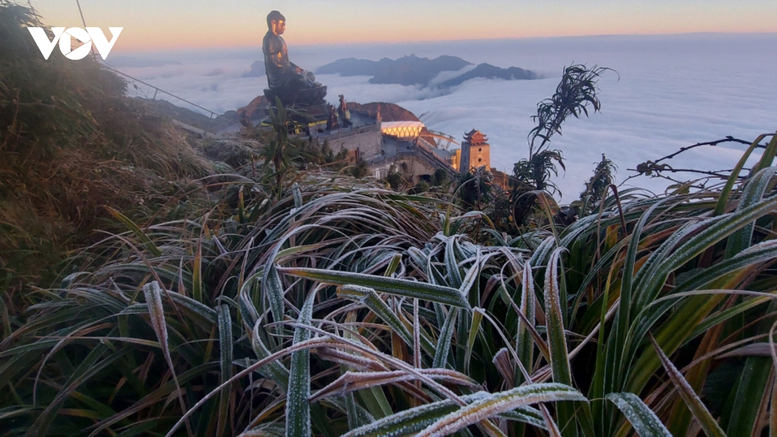 Fansipan peak covered in frost as temperature plunges to zero